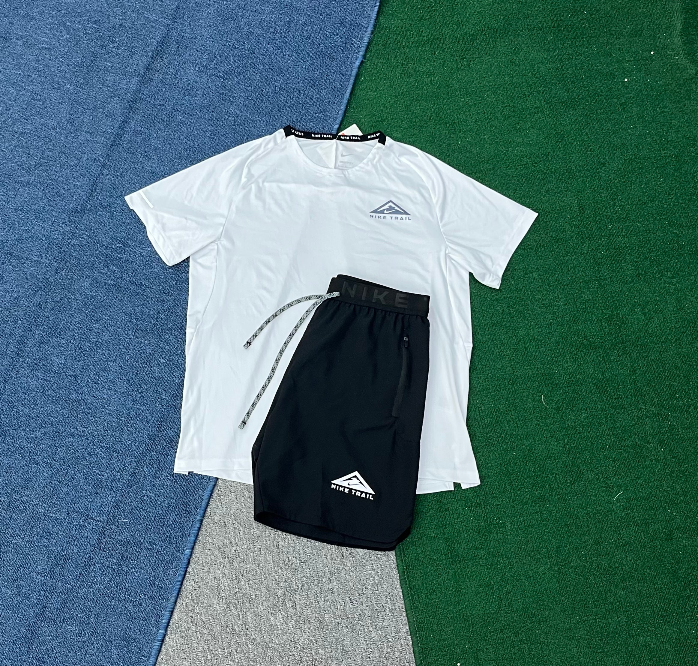 Ensemble Blanc et Noir Trail
