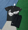 Ensemble Nike Running Division t-shirt noir grand Swoosh graphique et short noir