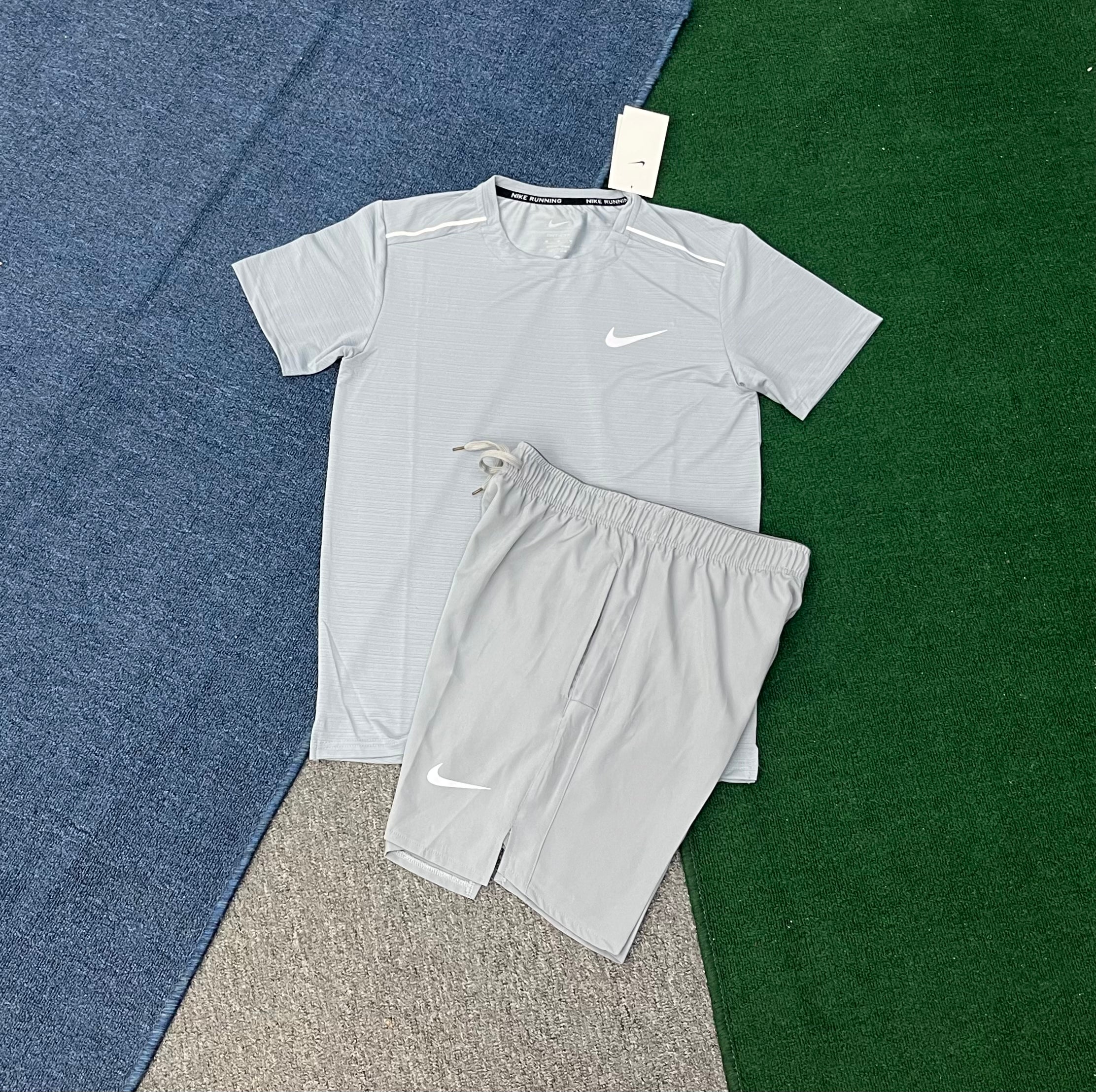 Ensemble Nike Running t-shirt et short gris clair Swoosh blanc