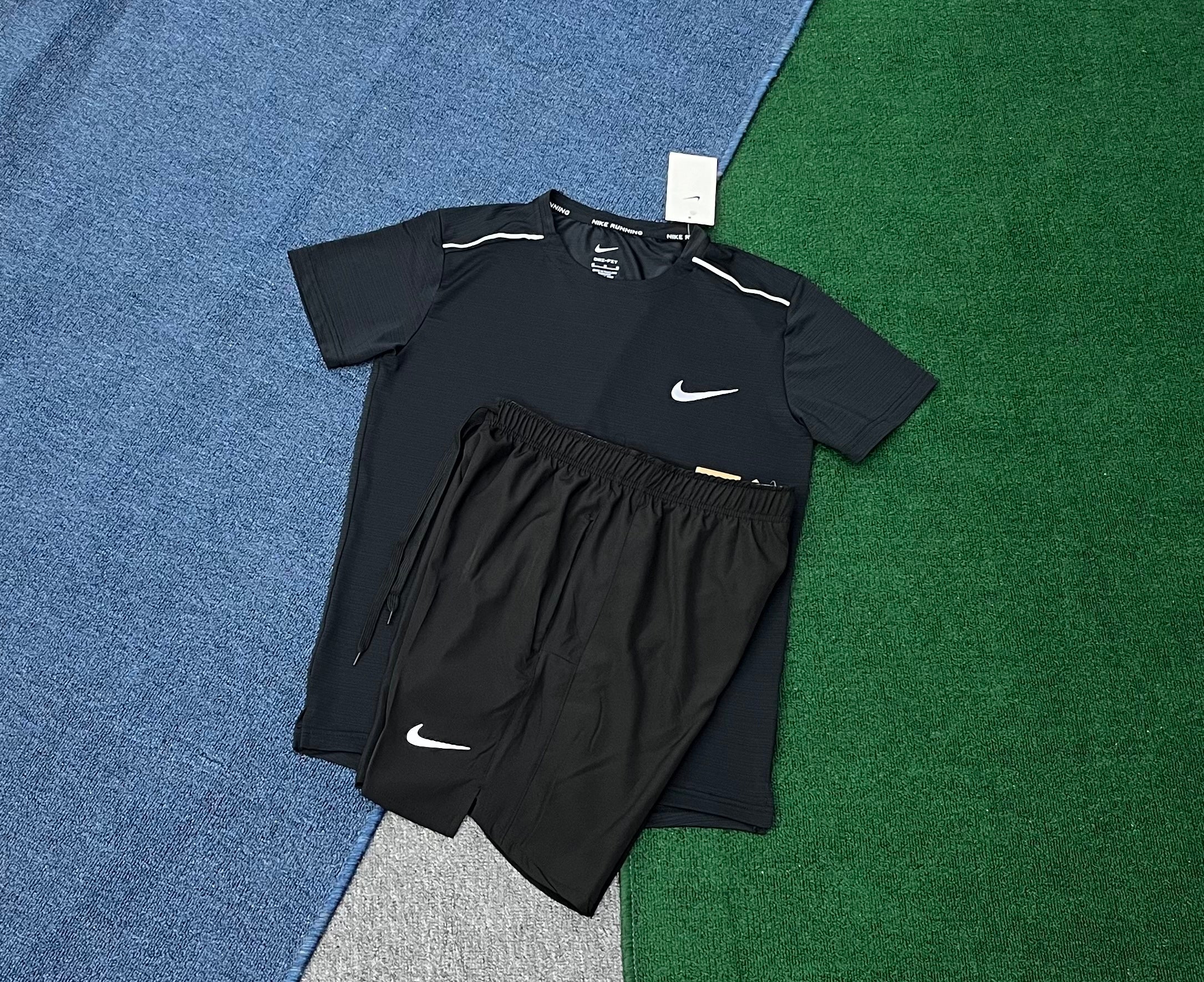 Ensemble Nike Running t-shirt noir liserés blancs et short noir