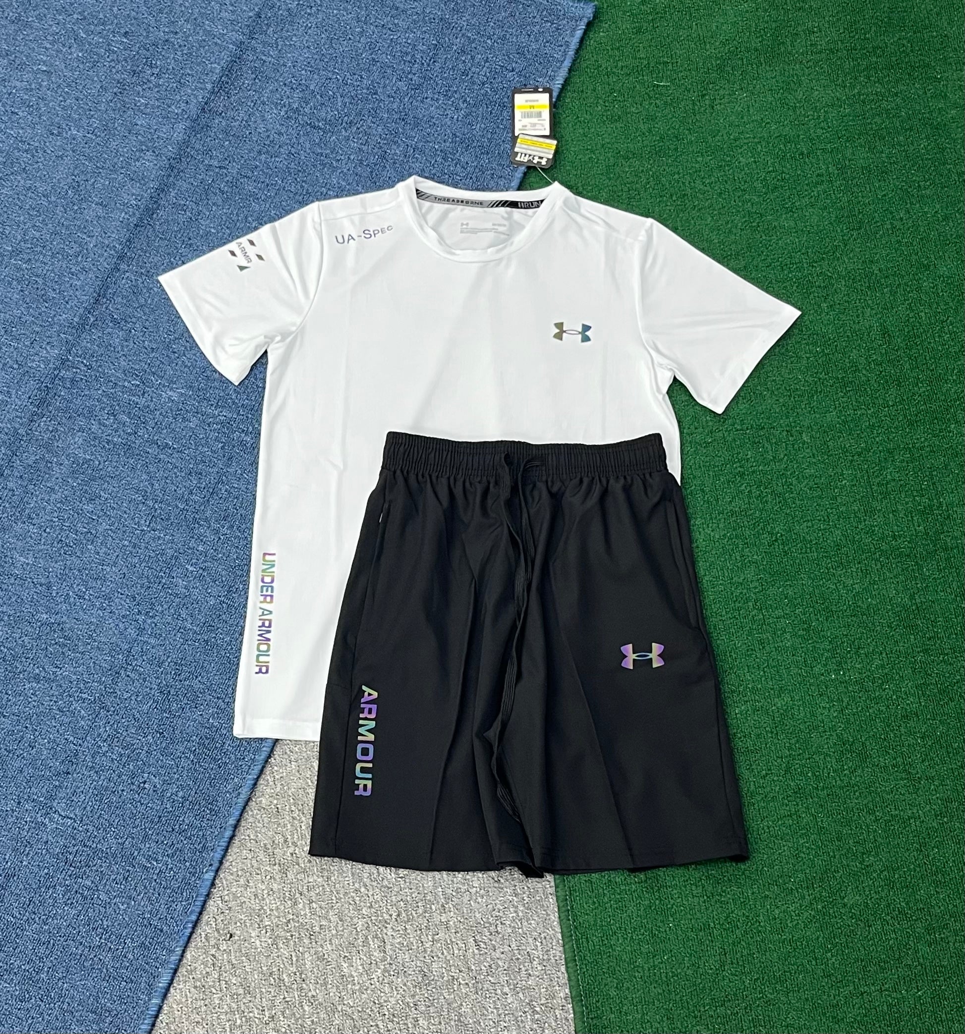 Ensemble Under Armour UA-Spec t-shirt blanc et short noir