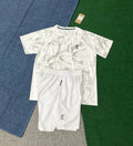 Ensemble On Running blanc t-shirt imprimé artistique et short blanc
