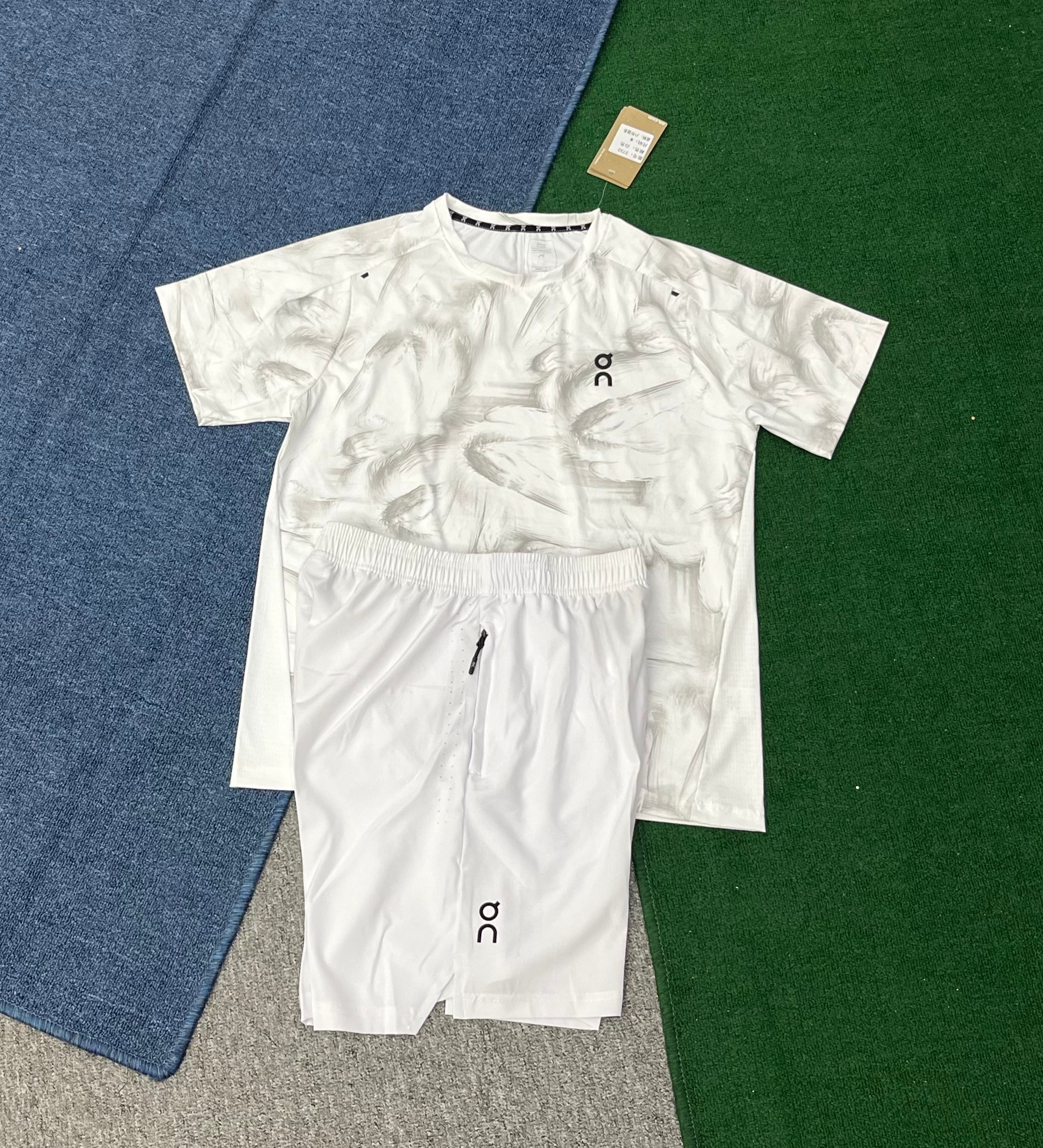 Ensemble On Running blanc t-shirt imprimé artistique et short blanc