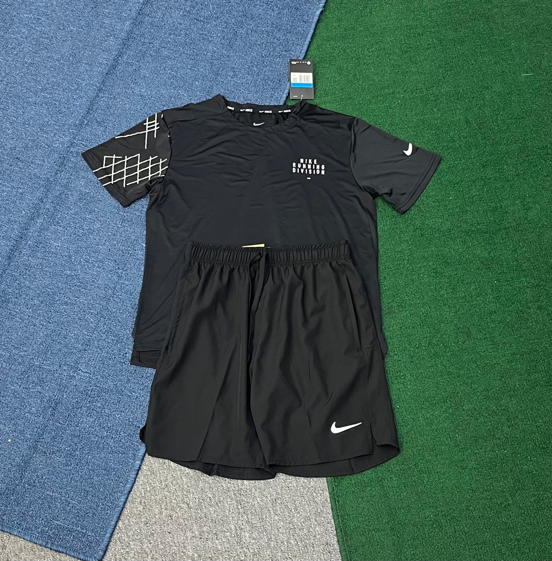 Ensemble Nike Running Division t-shirt noir motif grille et short noir