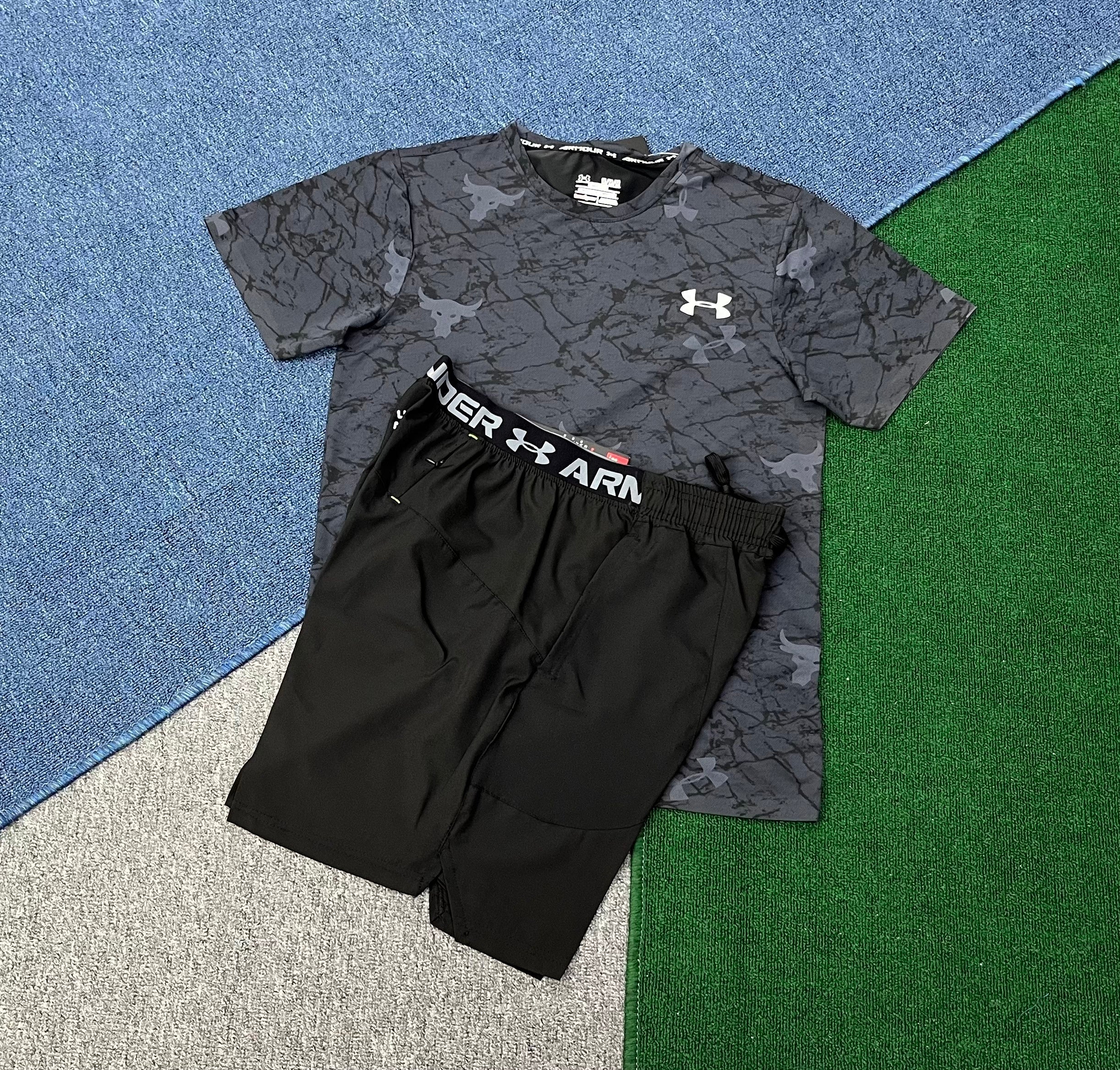 Ensemble Under Armour t-shirt camouflage gris et short noir ceinture Under Armour